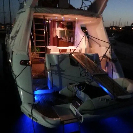Botel Lady Sun Yacht *